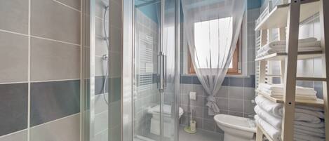 Shower, free toiletries, hair dryer, bidet