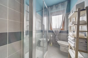 Doccia, asciugacapelli, bidet, asciugamani