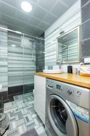 Dusj, hårføner, bidé og håndklær