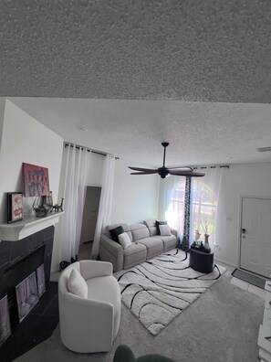 Smart TV, fireplace