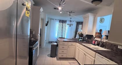 3-bedrooms 2 bathrooms, living room , patio house in pleasant Lubbock with AC