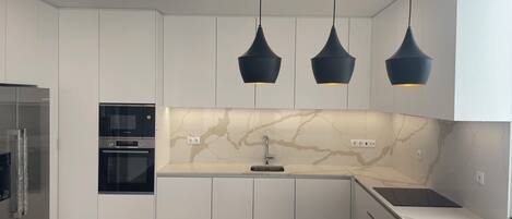 Microondas, horno, parrilla de estufa y lavavajillas