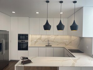 Micro-ondes, four, plaque de cuisson, lave-vaisselle