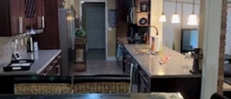 冷蔵庫、電子レンジ、オーブン、コンロ