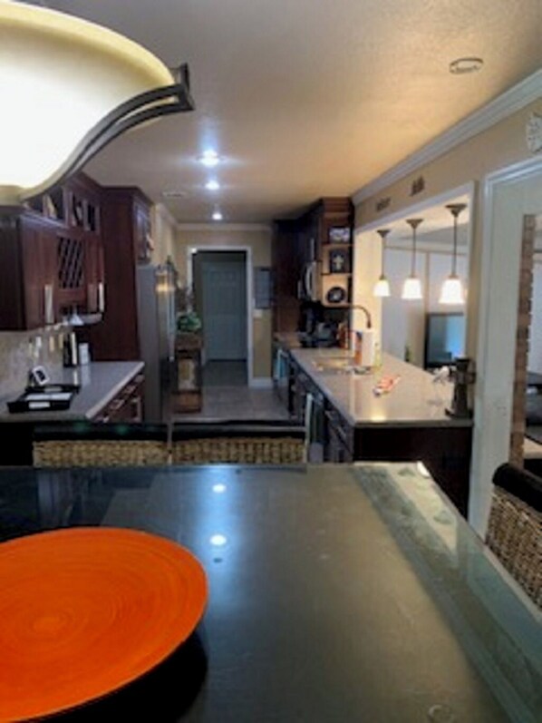 Fridge, microwave, oven, stovetop - 4 bed with pool, basketball court, fire pit, tiki bar, outdoor kit, pool table (Navarre)