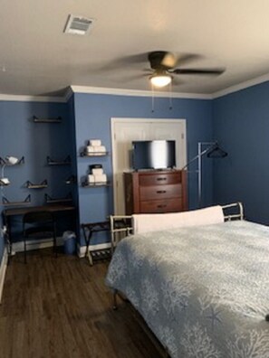 4 bedrooms, desk, iron/ironing board, travel cot