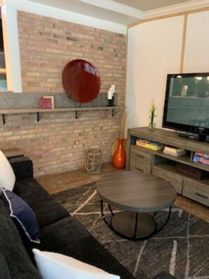 Smart TV, fireplace, video games, books - 4 bed with pool, basketball court, fire pit, tiki bar, outdoor kit, pool table (Navarre)