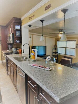 Fridge, microwave, oven, stovetop - 4 bed with pool, basketball court, fire pit, tiki bar, outdoor kit, pool table (Navarre)