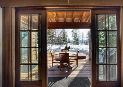Cozy 2-bedroom, 2.5 Bath Cabin located in the Tamarack Ski Resort, Donnelly, ID.