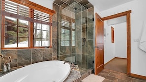 Bañera de hidromasaje, secador de pelo, toallas y jabón