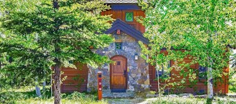 Cozy 2-bedroom, 2.5 Bath Cabin located in the Tamarack Ski Resort, Donnelly, ID.