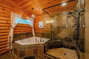 Douche, baignoire à jets, sèche-cheveux, serviettes fournies