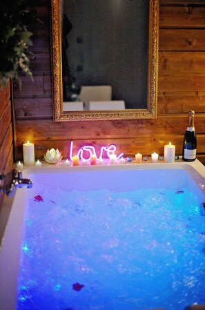 Shower, jetted bath, hair dryer, towels