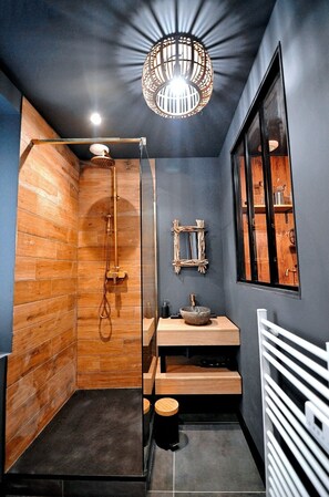Shower, jetted bath, hair dryer, towels