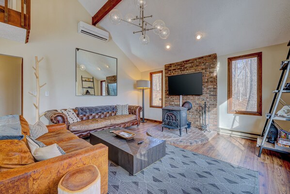 Televisión y chimenea 