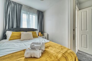 4 bedrooms, iron/ironing board, WiFi, bed sheets