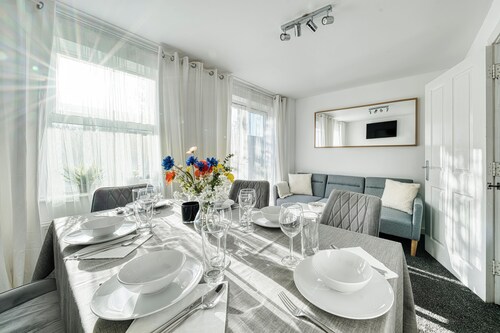 Comfort Lettings - Comfy 4bedroom/8 Beds & 2 Free Parking,Garden,Family Friendly