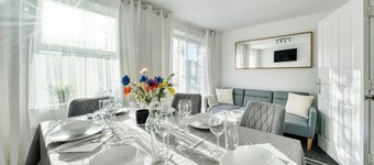 Comfort Lettings - Comfy 4bedroom/8 Beds & 2 Free Parking,Garden,Family Friendly