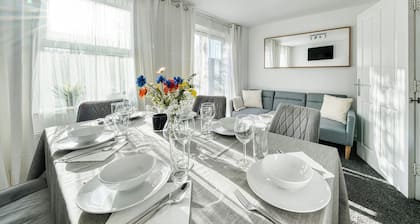 Comfort Lettings - Comfy 4bedroom/8 Beds & 2 Free Parking,Garden,Family Friendly