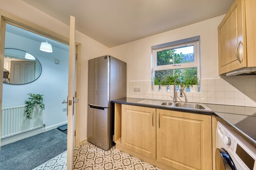 Comfort Lettings - Comfy 4bedroom/8 Beds & 2 Free Parking,Garden,Family Friendly