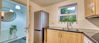 Comfort Lettings - Comfy 4bedroom/8 Beds & 2 Free Parking,Garden,Family Friendly