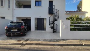 Exterior detail - House for 6 people, 3 bedrooms, 2 bathrooms, 3 WCs, swimming pool, air conditioning and mosquito nets. (Perpignan)
