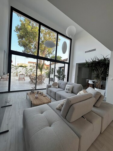 House for 6 people, 3 bedrooms, 2 bathrooms, 3 WCs, swimming pool, air conditioning and mosquito nets.