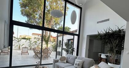 House for 6 people, 3 bedrooms, 2 bathrooms, 3 WCs, swimming pool, air conditioning and mosquito nets.