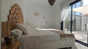 3 slaapkamers, een strijkplank/strijkijzer, internet, beddengoed