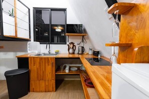 Fridge, microwave, stovetop, cookware/dishes/utensils