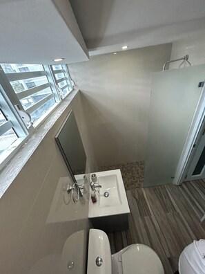 Shower, towels, soap, toilet paper - BEAUTIFUL BEACH FRONT APARTMENT ISLA VERDE (Carolina)