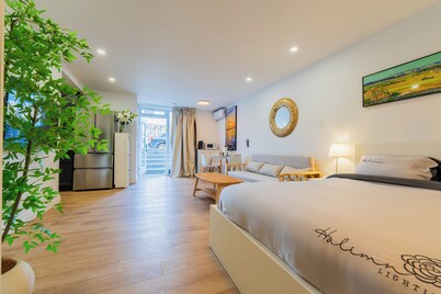 New Renovated Studio with Queen Bed + Sofa Bed