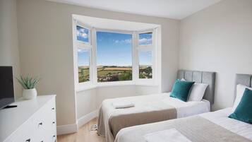 3 bedrooms, desk, iron/ironing board, free WiFi