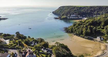 Stylish Salcombe House, Walk to Beach & Town, Dogs, Garden, 2 Parking, Sleeps 6