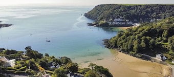 Stylish Salcombe House, Walk to Beach & Town, Dogs, Garden, 2 Parking, Sleeps 6