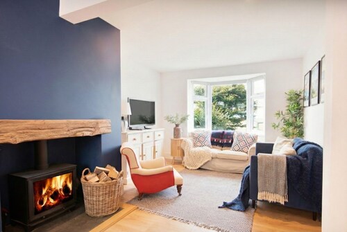 Stylish Salcombe House Walk to Beach & Town, Pets, Garden, 2 Parking, Sleeps 6