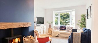 Stylish Salcombe House Walk to Beach & Town, Pets, Garden, 2 Parking, Sleeps 6