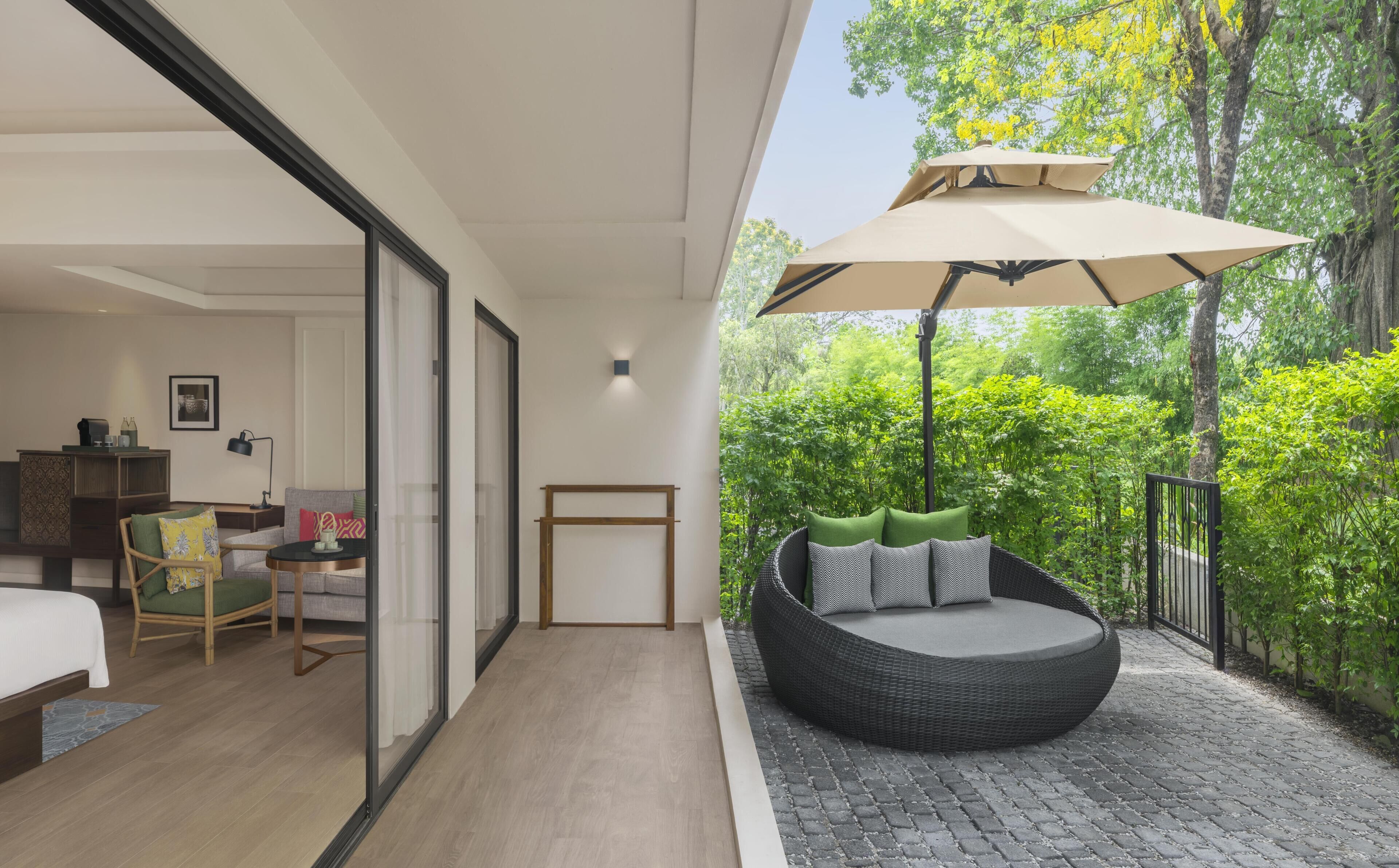 Deluxe Room, 1 King Bed (Garden Terrace) | Living area