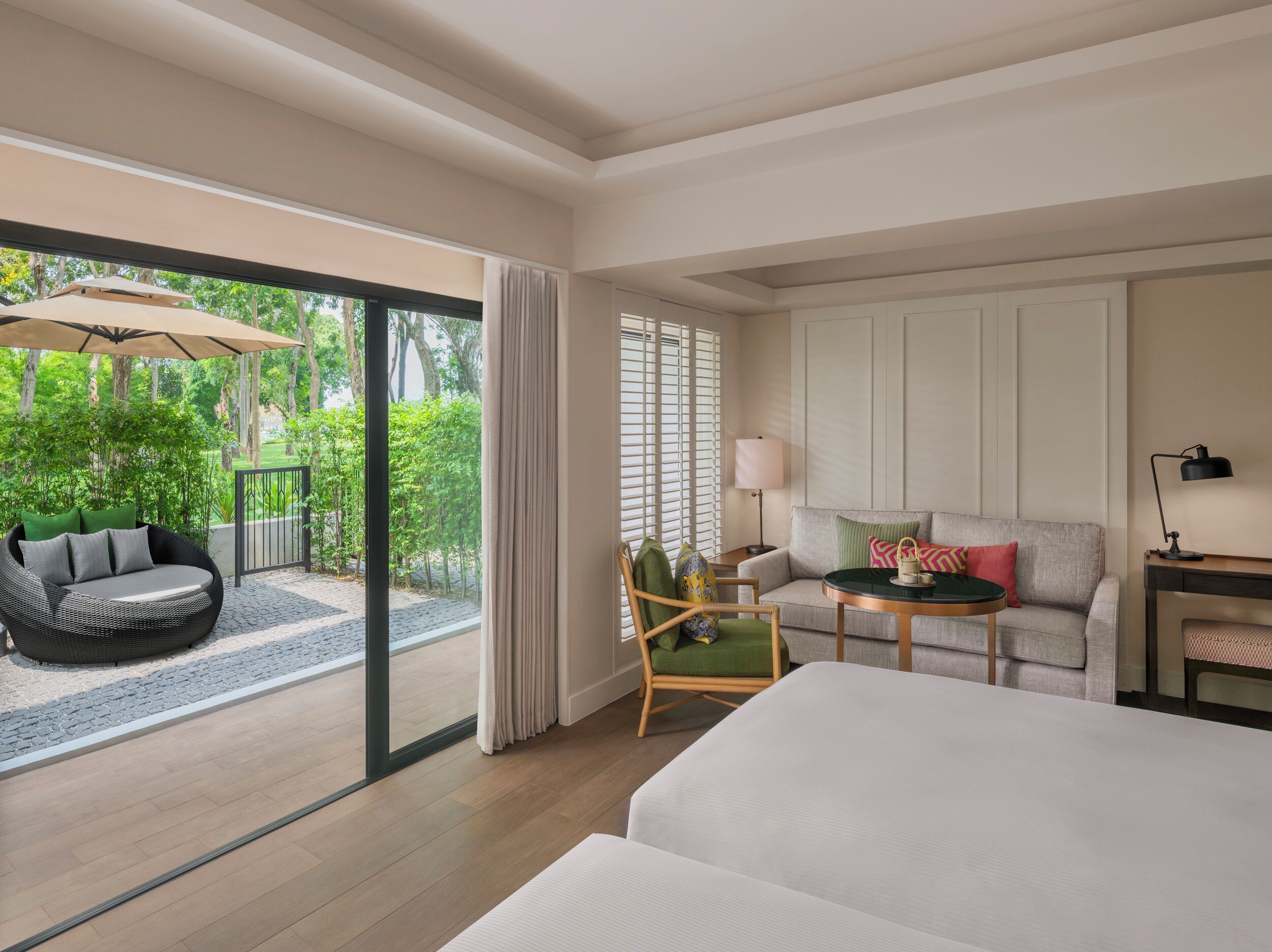 Surmatelas, minibar, coffres-forts dans les chambres, bureau