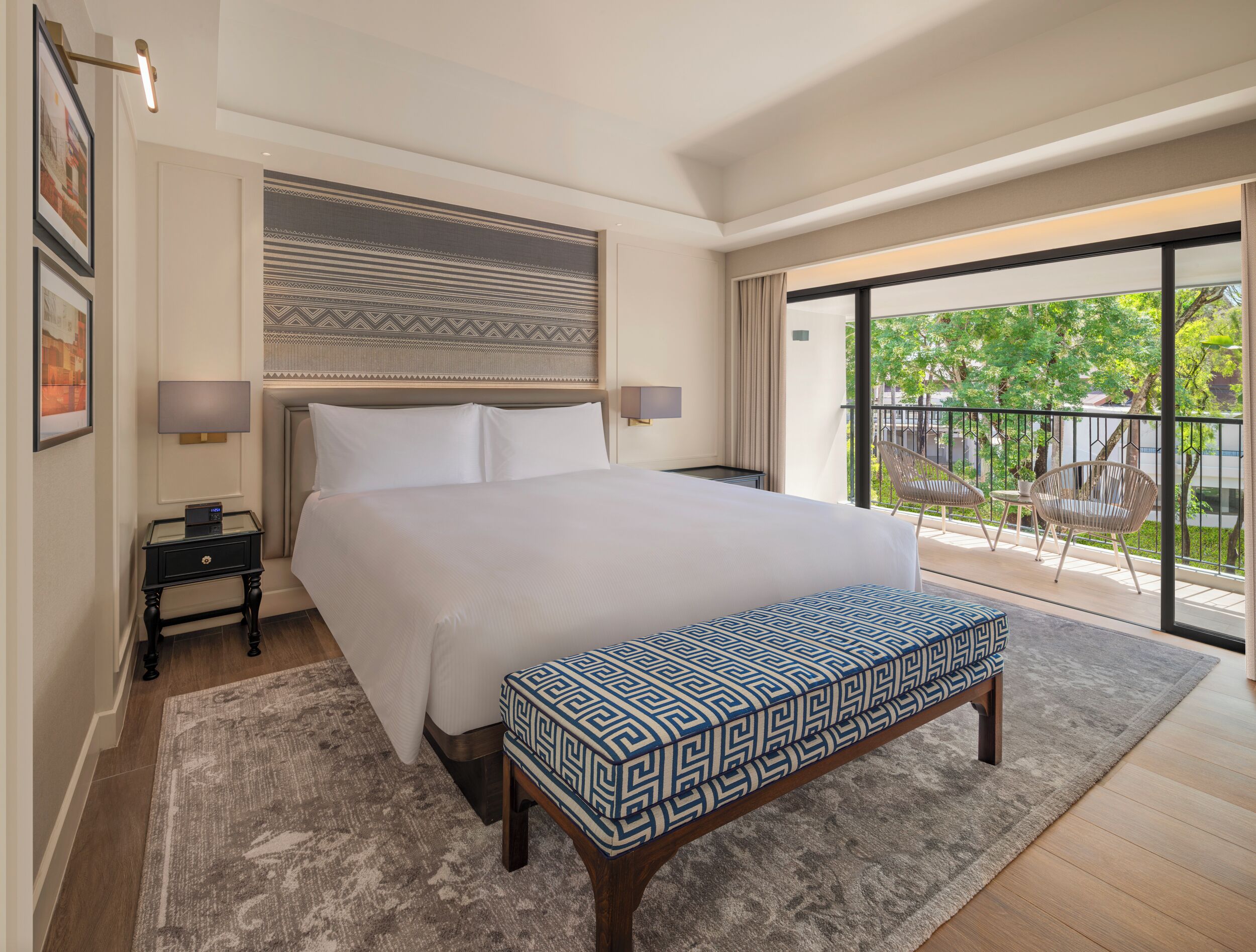 Surmatelas, minibar, coffres-forts dans les chambres, bureau