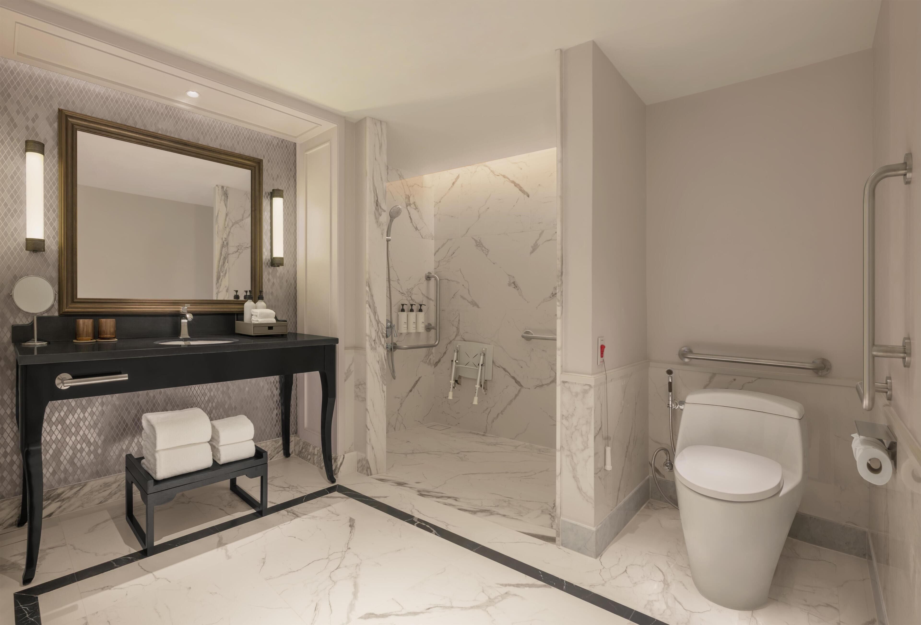 Deluxe Room, 1 King Bed (Accesible) | Bathroom shower
