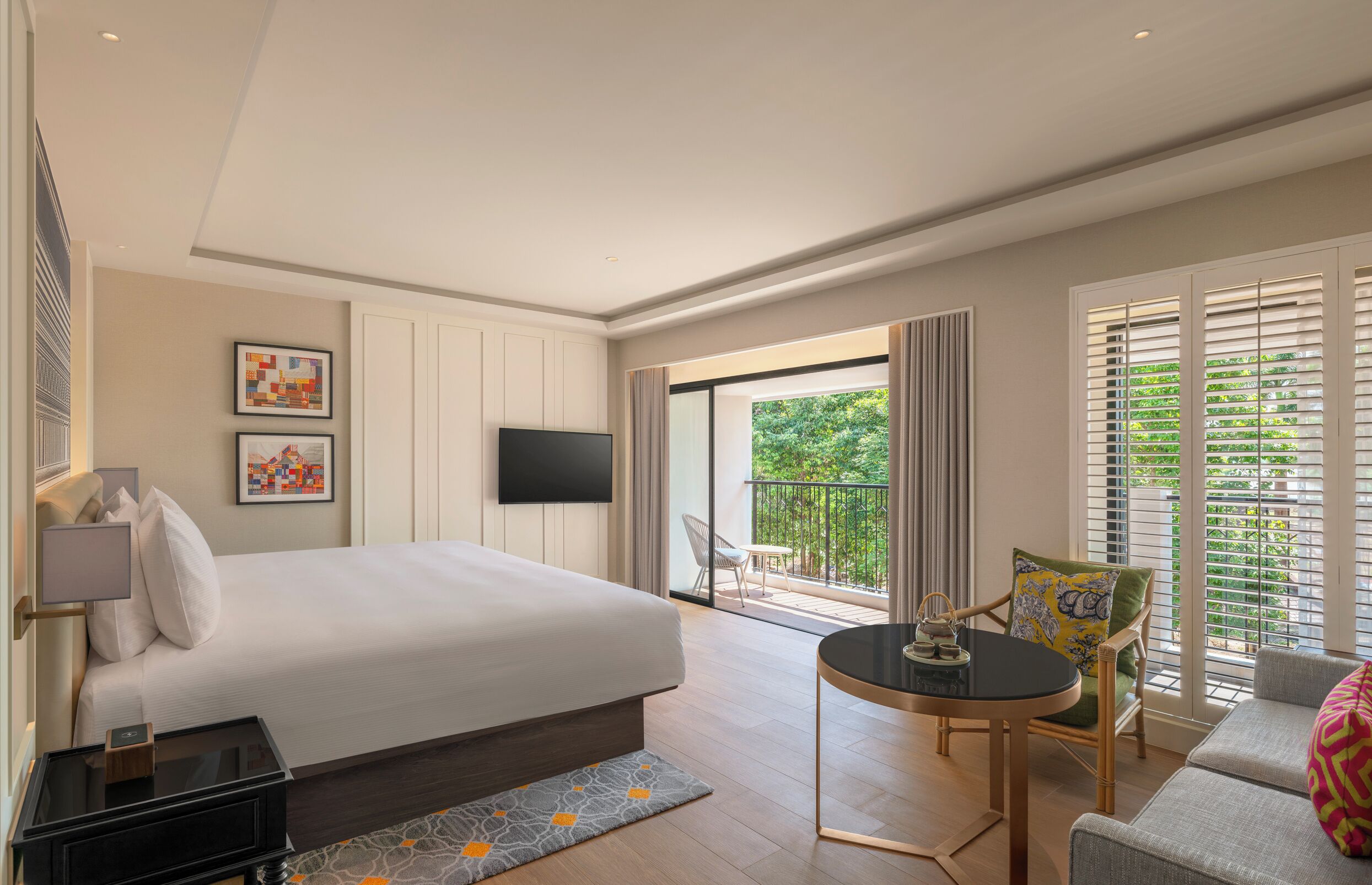 Deluxe Room, 1 King Bed | Pillowtop beds, minibar, in-room safe, desk