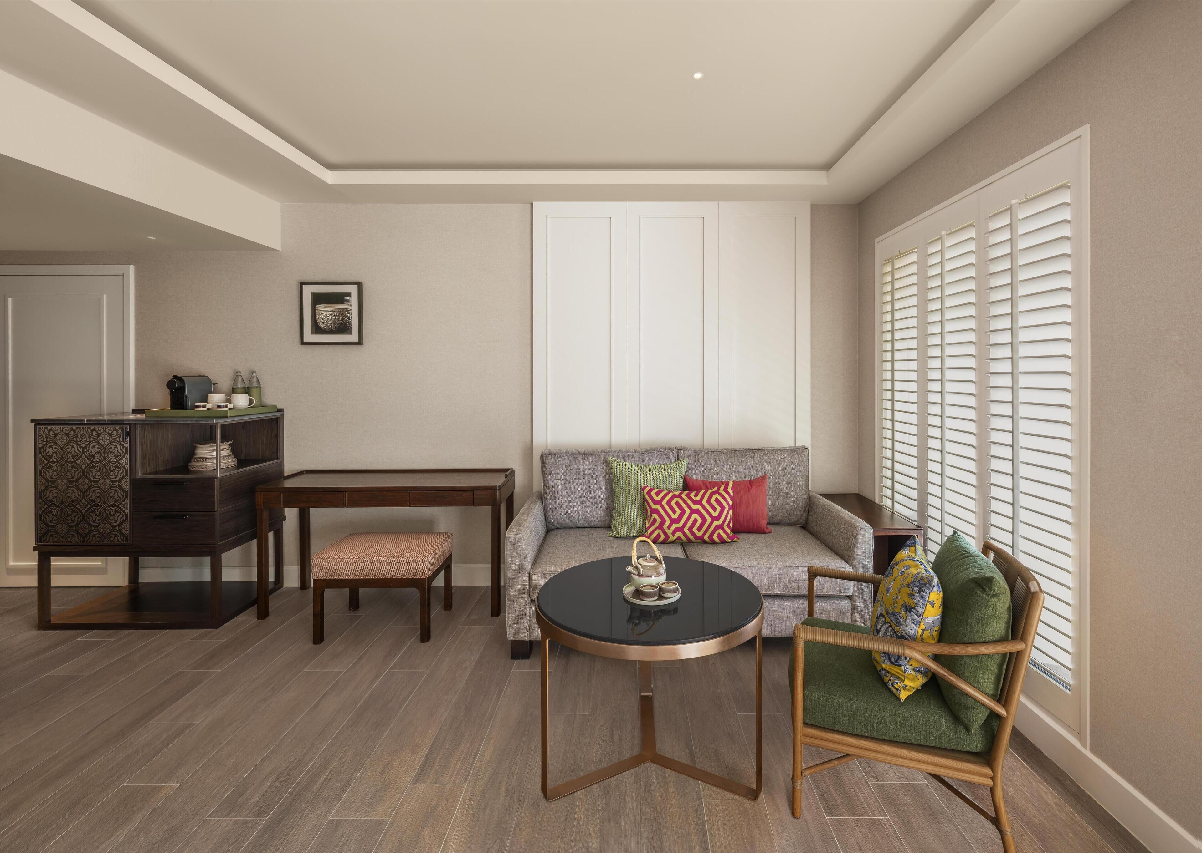 Deluxe Room, 2 Twin Beds | Living area