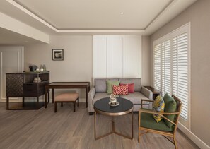 Deluxe Room, 2 Single Beds | Living area