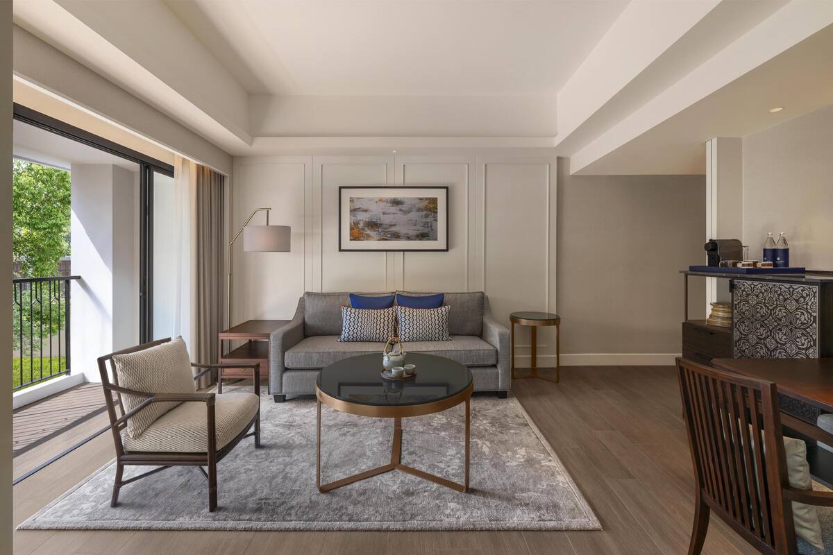 Deluxe Suite, 1 King Bed | Living area