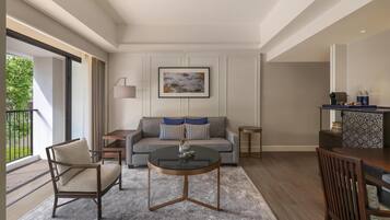 Deluxe Suite, 1 King Bed | Living area