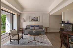 Deluxe Suite, 1 King Bed | Living area