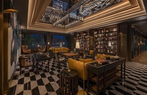Bar (on property) - Kahavadi Chiang Rai, Curio Collection By Hilton (Chiang Rai)