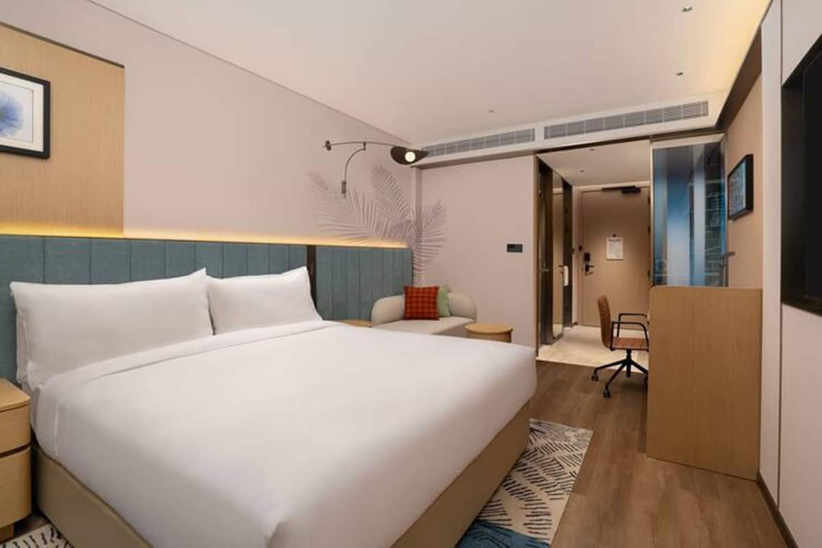 Premium bedding, down duvets, free minibar items, in-room safe