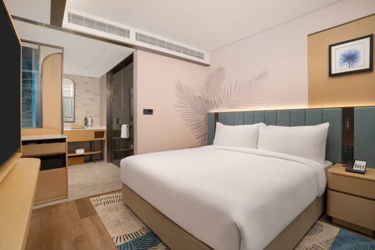 Premium bedding, down duvets, free minibar items, in-room safe